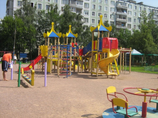 Киевляне самостоятельно облагораживают парки и строят детские площадки