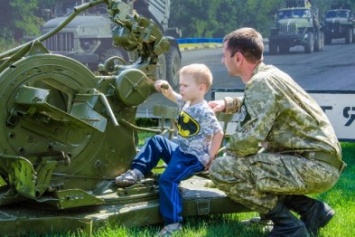 Более 700 школьников из Днепропетровщины побывали на украинском блокпосту и воочию увидели БТР (ФОТО)