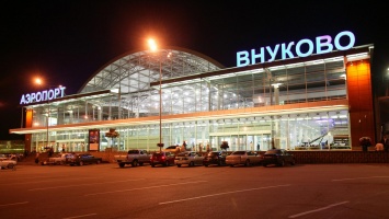 Пьяный дебош в аэропорту Москвы: "готовый" "в стельку" мужчина выбил стекло и начал бегать по взлетной полосе