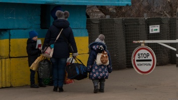 Из-за обстрела КПВВ "Станица Луганская" приостановил работу