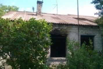 В Кальмиусском районе Мариуполя горел дом (ФОТО)