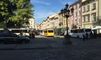 Во Львове здание горсовета окружили силовики (фото, видео)