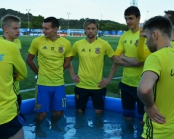 Бассейн и полный стадион: первая тренировка сборной Украины на Евро 2016 (ФОТО, ВИДЕО)