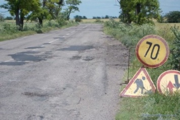 За 10 дней дорожники отремонтировали 2 км дороги, которая соединяет Геническ и трассу Харьков-Симферополь (фото)