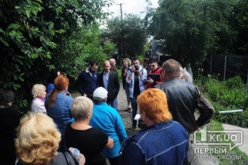 В Веселых Тернах из-за забитой дренажной системы рушатся дома и затапливает подвалы