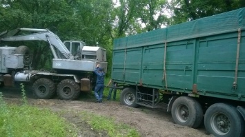 Северодонецкие спасатели помогли водителю, грузовик которого застрял в песке