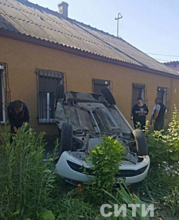 ДТП в Измаиле: автомобиль после столкновения перевернулся и врезался в дом