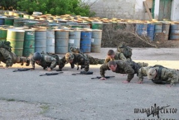 "Правосеки" тренируют "Чонгарских бобров" на админгранице с Крымом (фото)