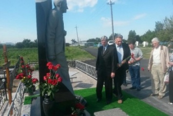 Мариупольцы с самого утра несут цветы к могиле Бойко (ФОТОФАКТ)