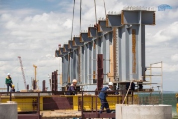 Строители начали монтаж пролетов Крымского моста