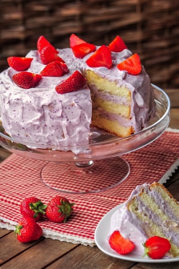 Как украсить торт клубникой?