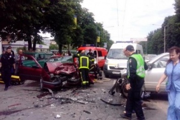 Тройное ДТП в Харькове: спасатели доставали пострадавшего из "искореженного" автомобиля (ФОТО)