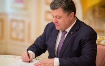 Порошенко разрешил иностранцам и лицам без гражданства служить в ВСУ