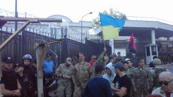 «Евромайдановцы» осадили Генконсульство РФ в Одессе