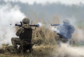 За день боевики 26 раз обстреляли украинских военных, - штаб АТО