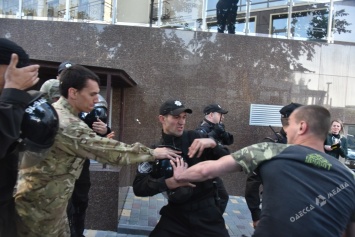 Под консульством РФ в Одессе произошла потасовка: в ход пошли яйца (фото)