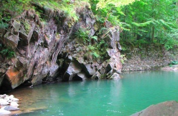 На Закарпатье обнаружена уникальная заводь с водой бирюзового цвета