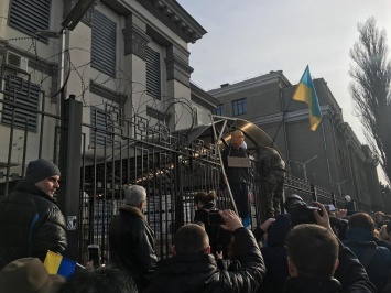 В Москве посольство Украины забросали яйцами и файерами под антиукраинские лозунги