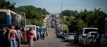 Ситуация на блокпостах в зоне АТО: огромные пешеходные очереди и никакого движения среди машин