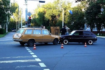 В Мариуполе водитель ВАЗа без прав спровоцировал аварию на оживленном перекрестке (ФОТО)
