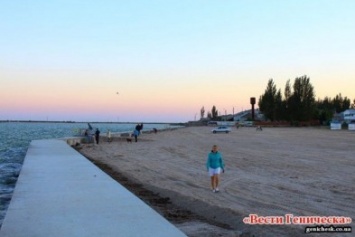 Половина пляжа в Геническе уже готова для приема отдыхающих