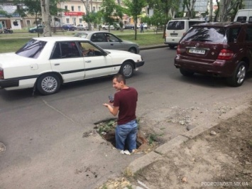 В Николаеве посреди проспекта Центрального образовалась полуметровая яма