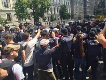 Молодые люди в центре Киева закрывали лицо и использовали пиротехнику - полиция