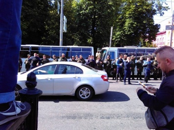 Противники Марша равенства двинулись в сторону управлений полиции, куда доставили задержанных в центре Киева