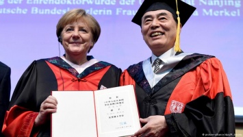 Меркель призвала КНР не ограничивать деятельность НКО