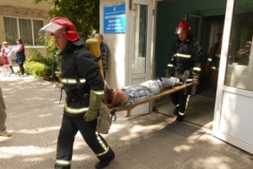Мариупольские пожарные учились эвакуировать постояльцев дома ветеранов (ФОТО)