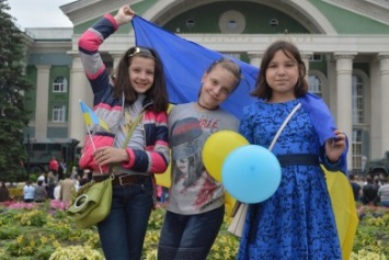 В Северодонецке прошла патриотическая акция, посвященная Дню Конституции Украины