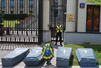 В Польше под посольством РФ устроили "кладбище" (фото)