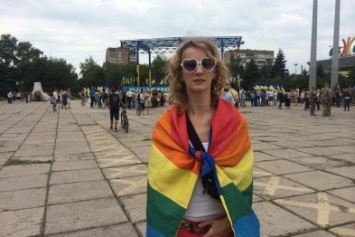 В Мариуполе активистка Диана Берг с радужным флагом прошагала по городу (ФОТО, ВИДЕО)