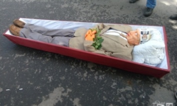 В Харькове активисты принесли под здание консульства РФ гроб с чучелом Путина (фото)