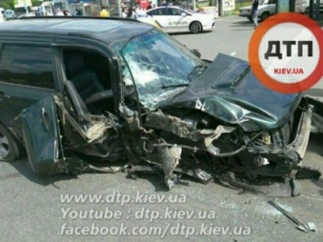 ДТП в Киеве: автомобиль врезался в столб, девушка-водитель пострадала