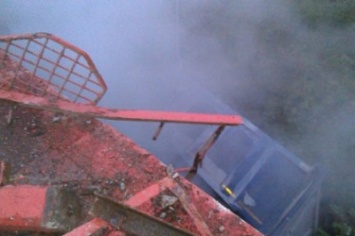 В Свердловской области с моста на железную дорогу упал грузовик