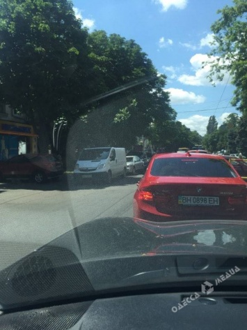 В центре Одессы огромная яма мешает движению транспорта