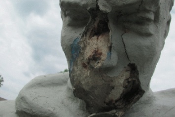 Вандалы повредили памятник погибшим воинам