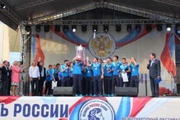 В Симферополе чествовали первого чемпиона крымской Премьер-лиги по футболу (ФОТО)