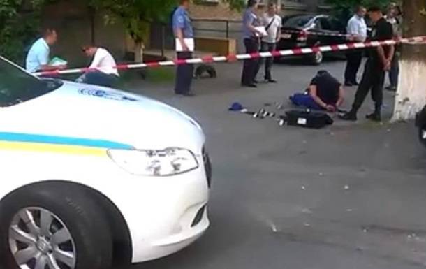 В Киеве на мужчину напал неизвестный с гранатой (ВИДЕО)