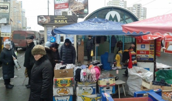 На Севастопольской площади частично навели порядок с МАФами