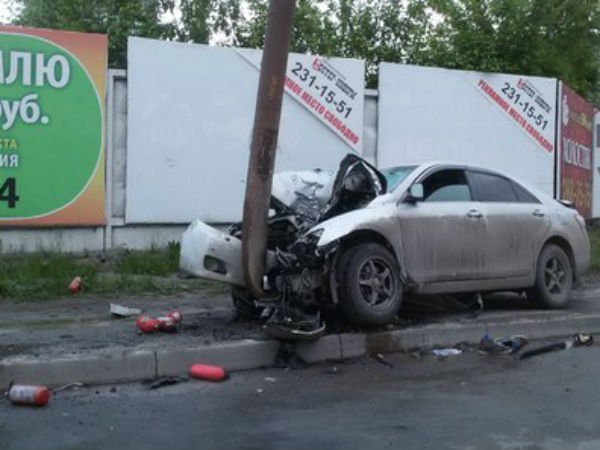 В Красноярске не пристегнутый водитель разбился насмерть о фонарный столб