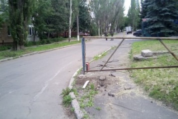 В Донецке "дэнээровцы" поставили блокпост во дворах жилых домов (ФОТО)