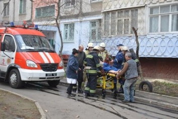 Николаевские спасатели ликвидировали пожар в квартире и спасли пожилую женщину