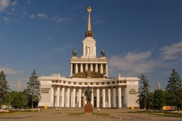 Декоммунизация не затронет "советскую" символику ВДНХ