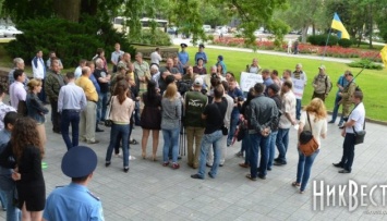 Под николаевской ОГА - митинг, требуют отставки местной власти