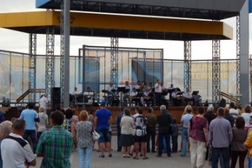 В торжественной обстановке в Бердянске завершился фестиваль «Стальная волна»