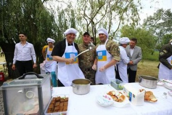 В Мариуполе Аваков с Тарутой раздавали горожанам дармовой гороховый суп в честь "освобождения" города