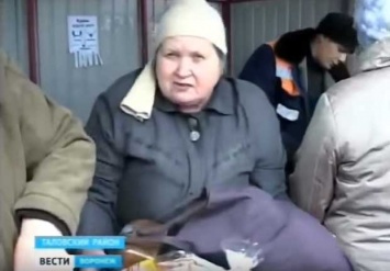 Путин поднял Россию с колен: пенсионеры в деревнях разметают гнилой хлеб - на нормальную еду денег нет