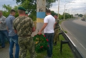 Трагедия на пост-мосту: в Мариуполе возлагают цветы погибшим пограничникам (ФОТО)